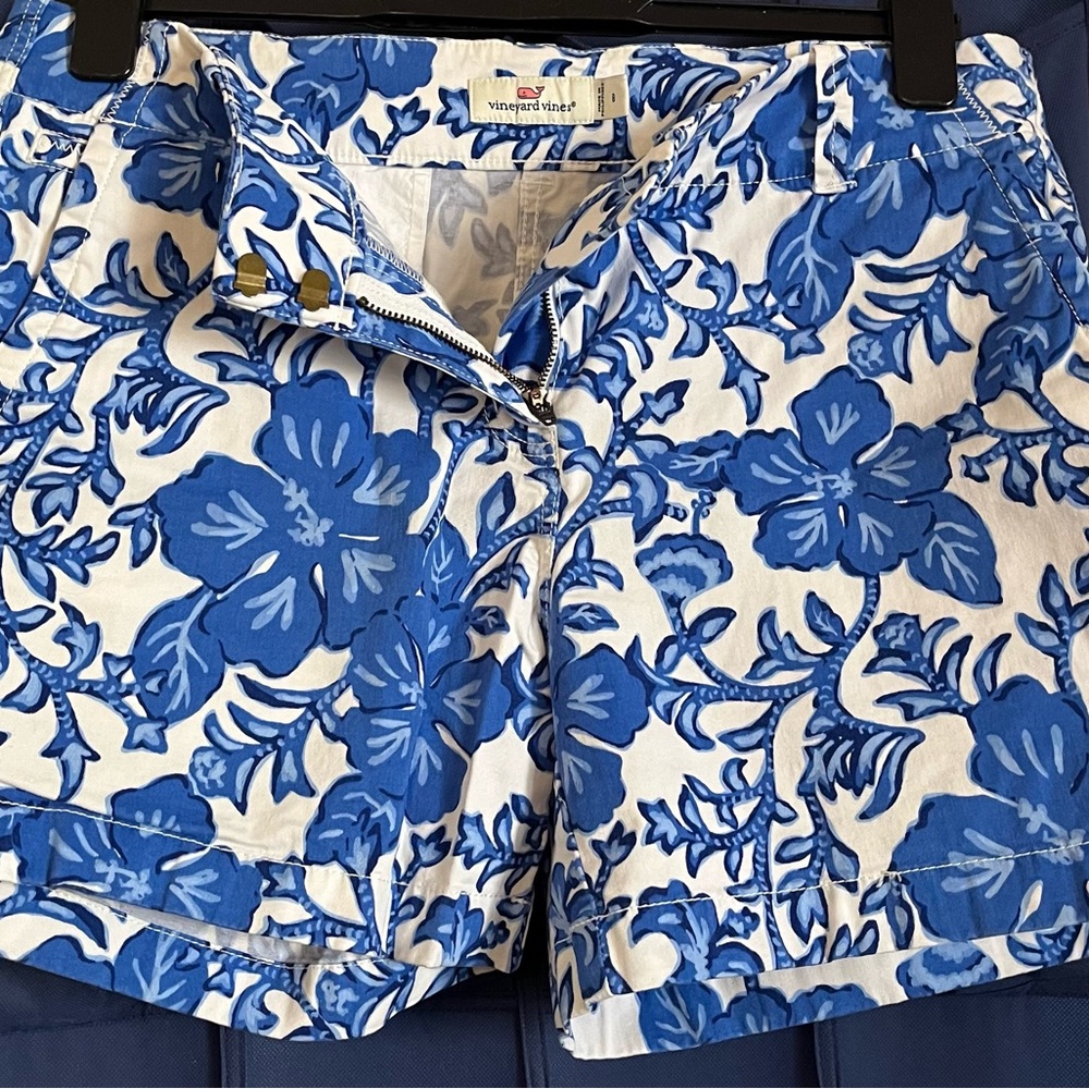 Vineyard Vines 5 inch Hibiscus Floral shorts size 8